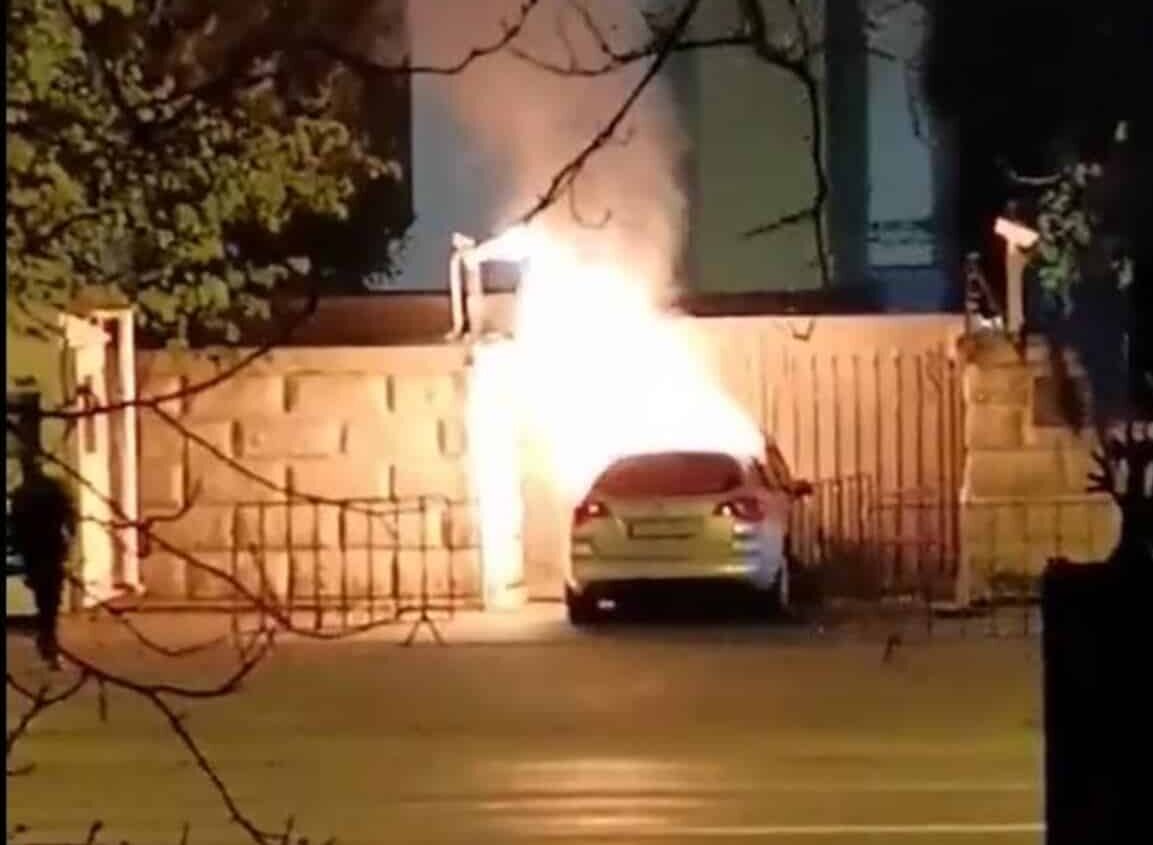Coche en llamas empotrado en la embajada rusa en Bucarest (Rumanía)