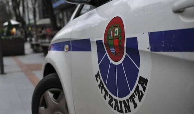 Detenido en Bilbao por abusos sexuales a una joven dependienta en un comercio Coche Ertzainzta Bilbao