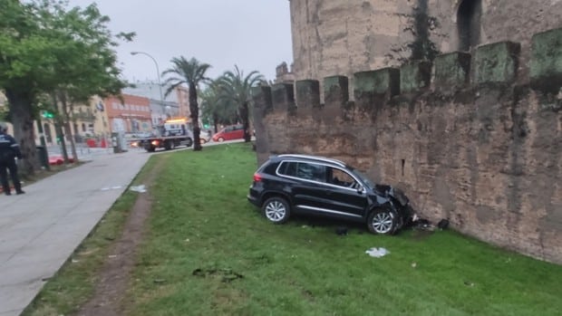 Eliminar Predecesor privado Un coche se estrella contra la Muralla de la Macarena de Sevilla y provoca  cuatro heridos, uno de ellos grave