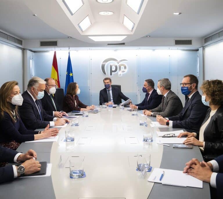 Feijóo no se reunirá con Abascal para sellar la investidura en Castilla y León