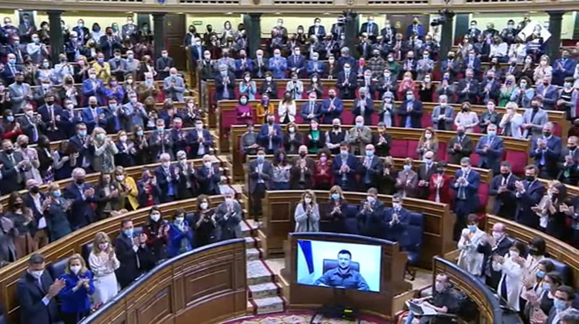 El Congreso aplaude en pie a Volodimir Zelenski.