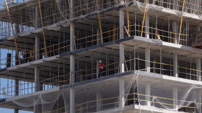 Un obrero trabaja en la construcción en un edificio.
