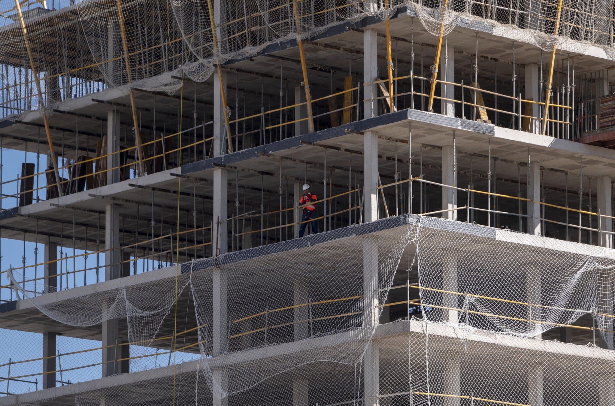 Un obrero trabaja en la construcción en un edificio.