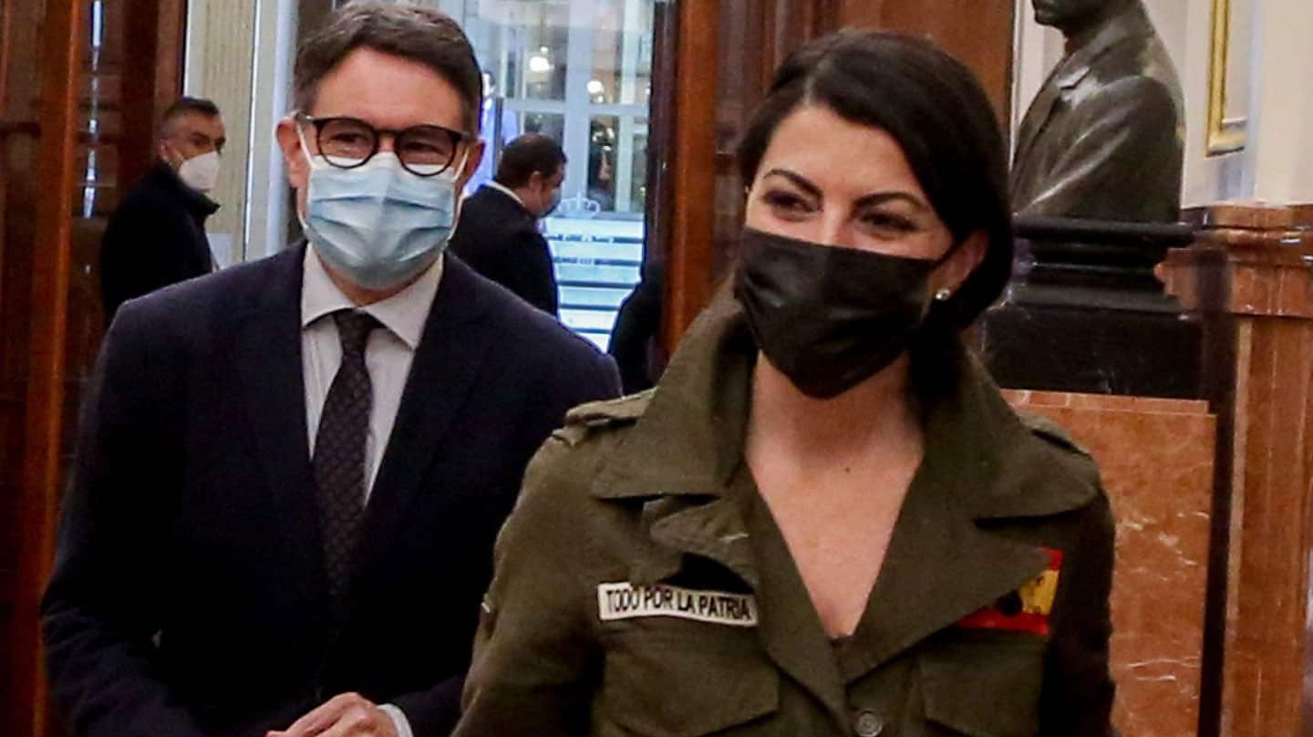 Macarena Olona, con una camisola en la que puede leerse 'Todo por la patria' en los pasillos del Congreso de los Diputados