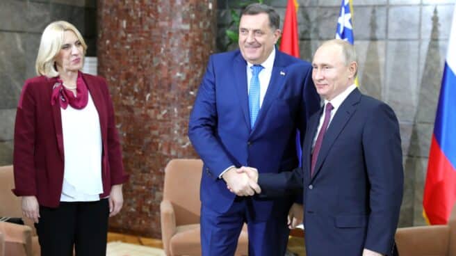 Zeljka Cvijanovic, Milorad Dodik y Vladimir Putin, en una imagen de archivo en 2019. Zeljka Cvijanovic, Milorad Dodik y Vladimir Putin, en una imagen de archivo en 2019.