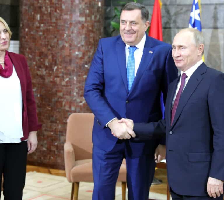El Reino Unido sanciona a dos líderes serbobosnios por "socavar la paz en Bosnia animados por Putin"