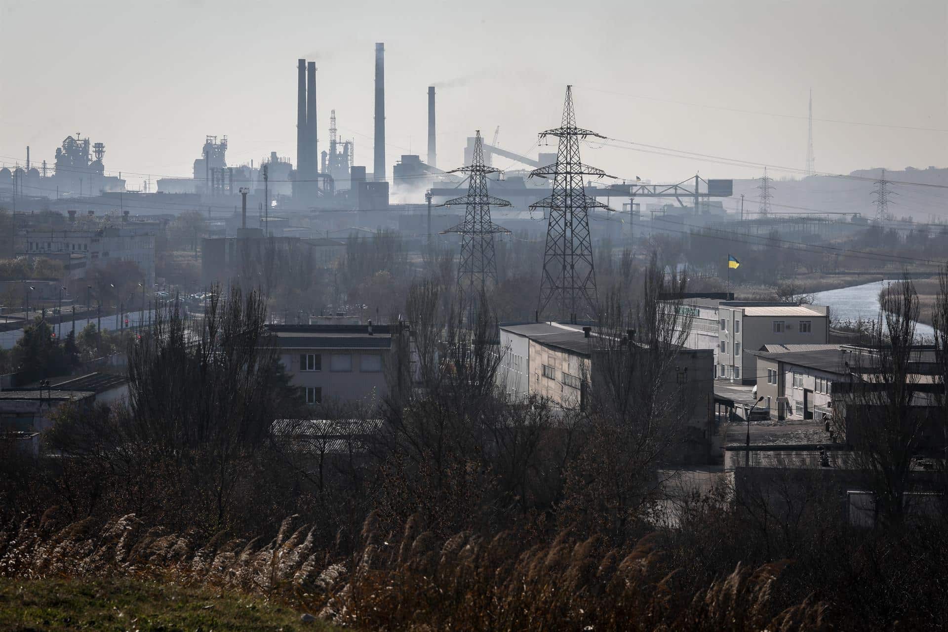 Ucrania denuncia un ataque con bombas de fósforo blanco a la acería de Azovstal