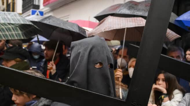 Semana Santa en Sevilla Un penitente de la Hermandad de La Vera Cruz durante la salida de su estación de penitencia