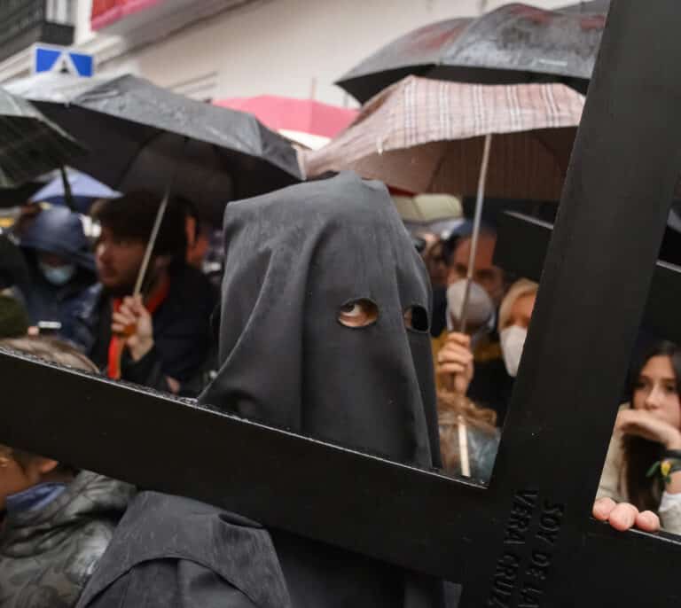 Las hermandades de noche del Lunes Santo de Sevilla no salen por la lluvia