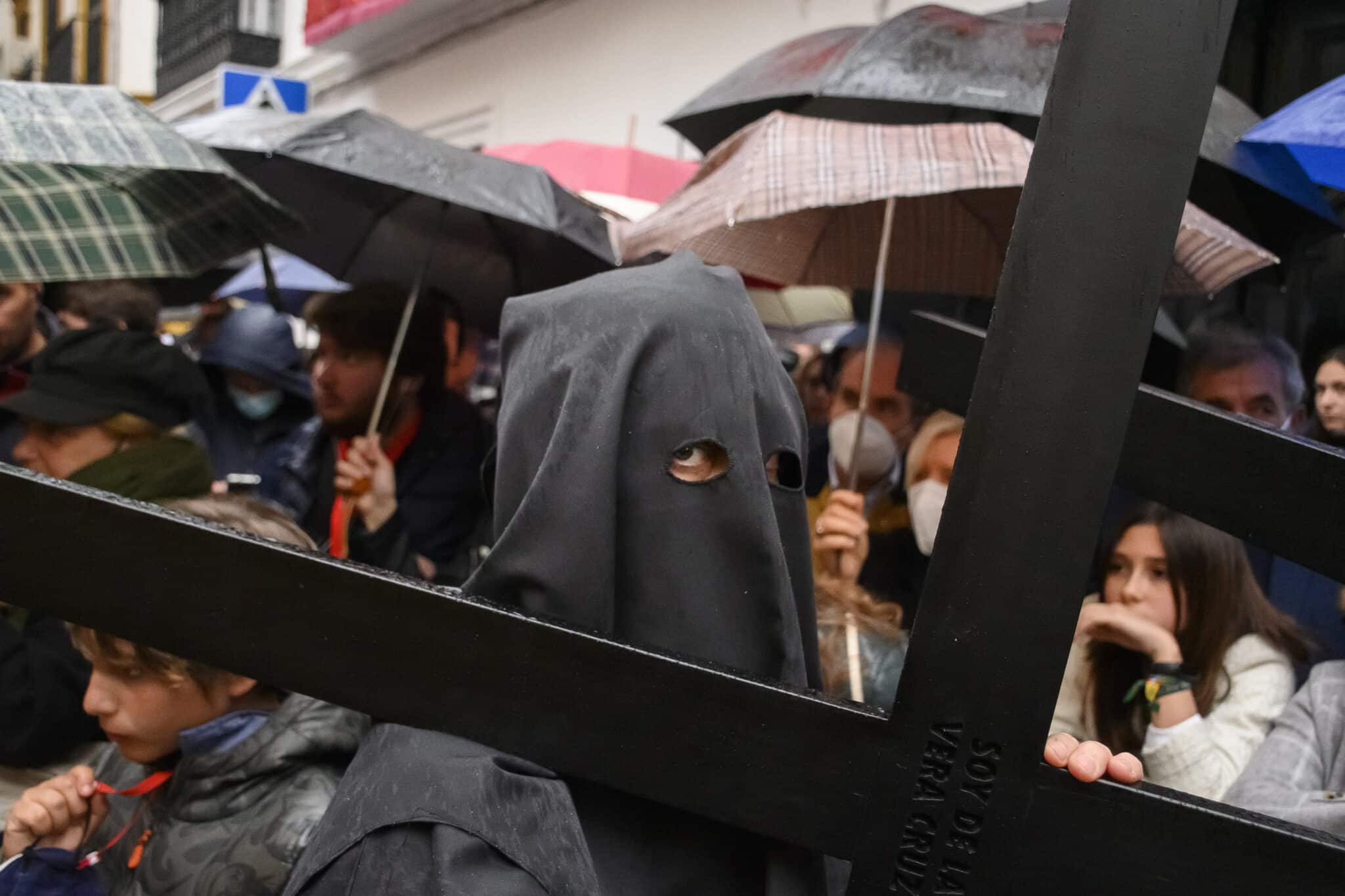 Un penitente de la Hermandad de La Vera Cruz durante la salida de su estación de penitencia