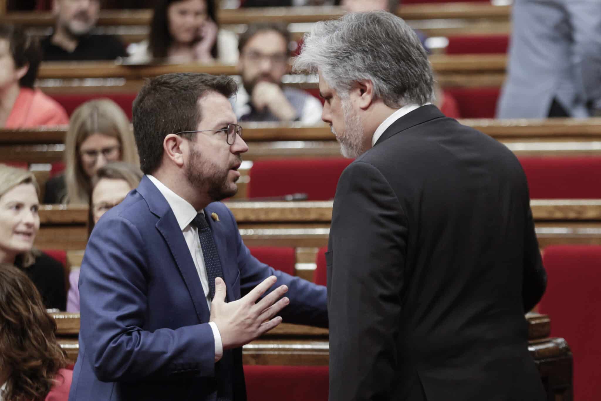 Aragonès conversa con Batet en el Parlament.