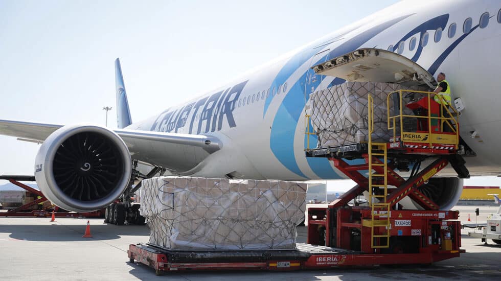 Descarga de material de protección contra la covid-19 en el aeropuerto de Madrid al inicio de la pandemia.