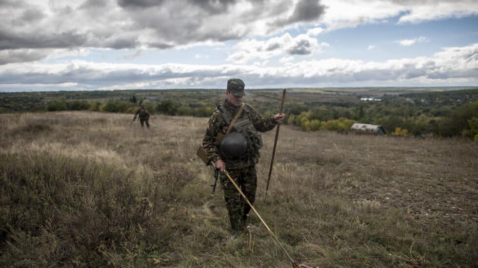 Un experto en desminado trabajando en Zolote, región de Luhansk, septiembre de 2016.