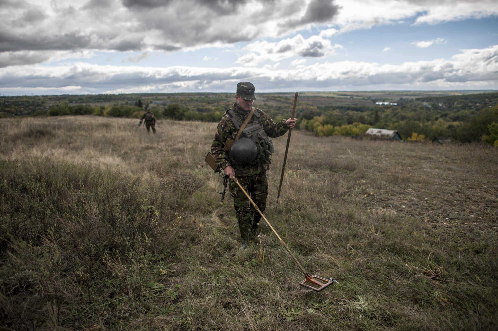 Un experto en desminado trabajando en Zolote, región de Luhansk, septiembre de 2016.