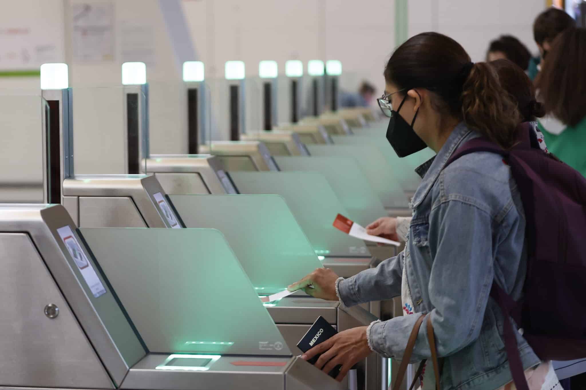 Tornos de acceso a la zona de embarque del aeropuerto de Barajas.