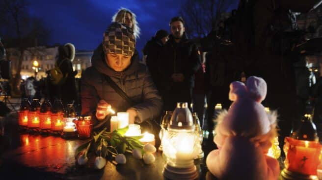 Refugiados ucranianos encendiendo unas velas en la noche