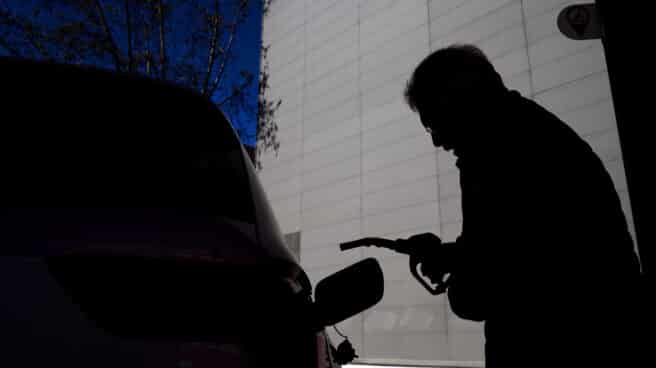Una persona se dispone a llenar de gasolina su depósito en una estación de servicio de Barcelona