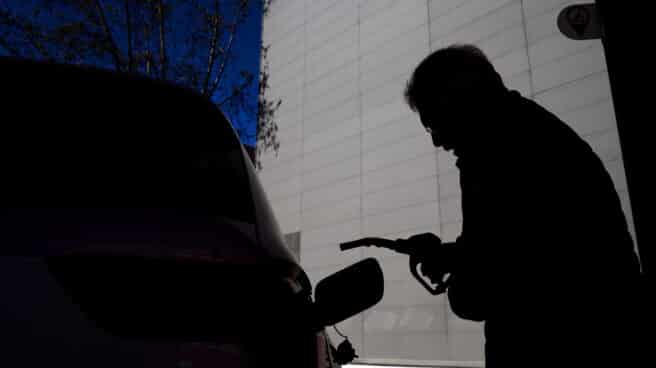 Entra en vigor el descuento de 20 céntimos por litro de combustible en las gasolineras Una persona se dispone a llenar de gasolina su depósito en una estación de servicio de Barcelona