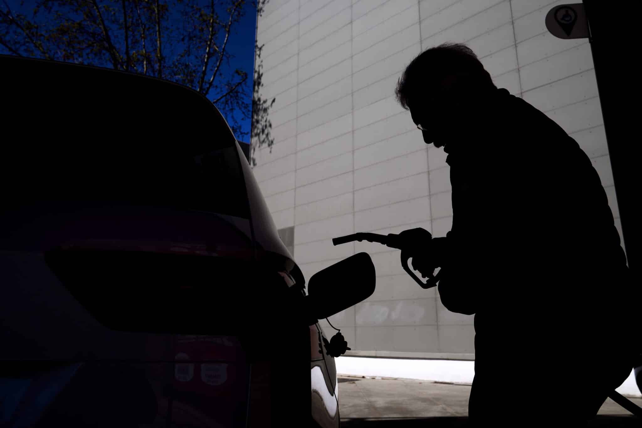 Una persona se dispone a llenar de gasolina su depósito en una estación de servicio de Barcelona
