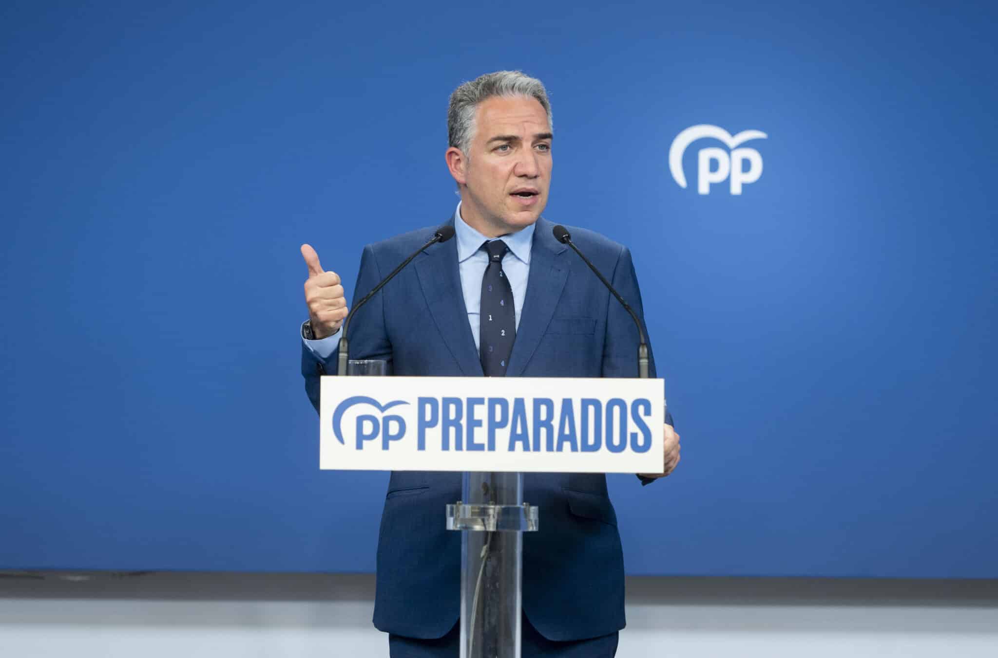 El coordinador general del PP, Elías Bendodo, en una rueda de prensa tras el Comité de Dirección del PP.