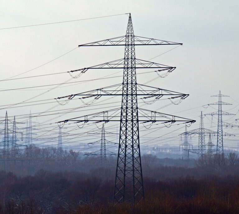 El precio de la luz regulada sube hoy casi un 50%, hasta los 258 euros el MW/h