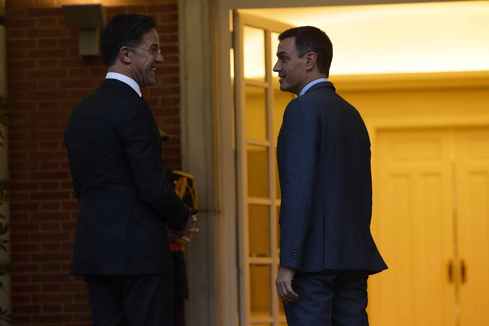 El presidente del Gobierno, Pedro Sánchez (d), recibe al primer ministro de Países Bajos, Mark Rutte (i)