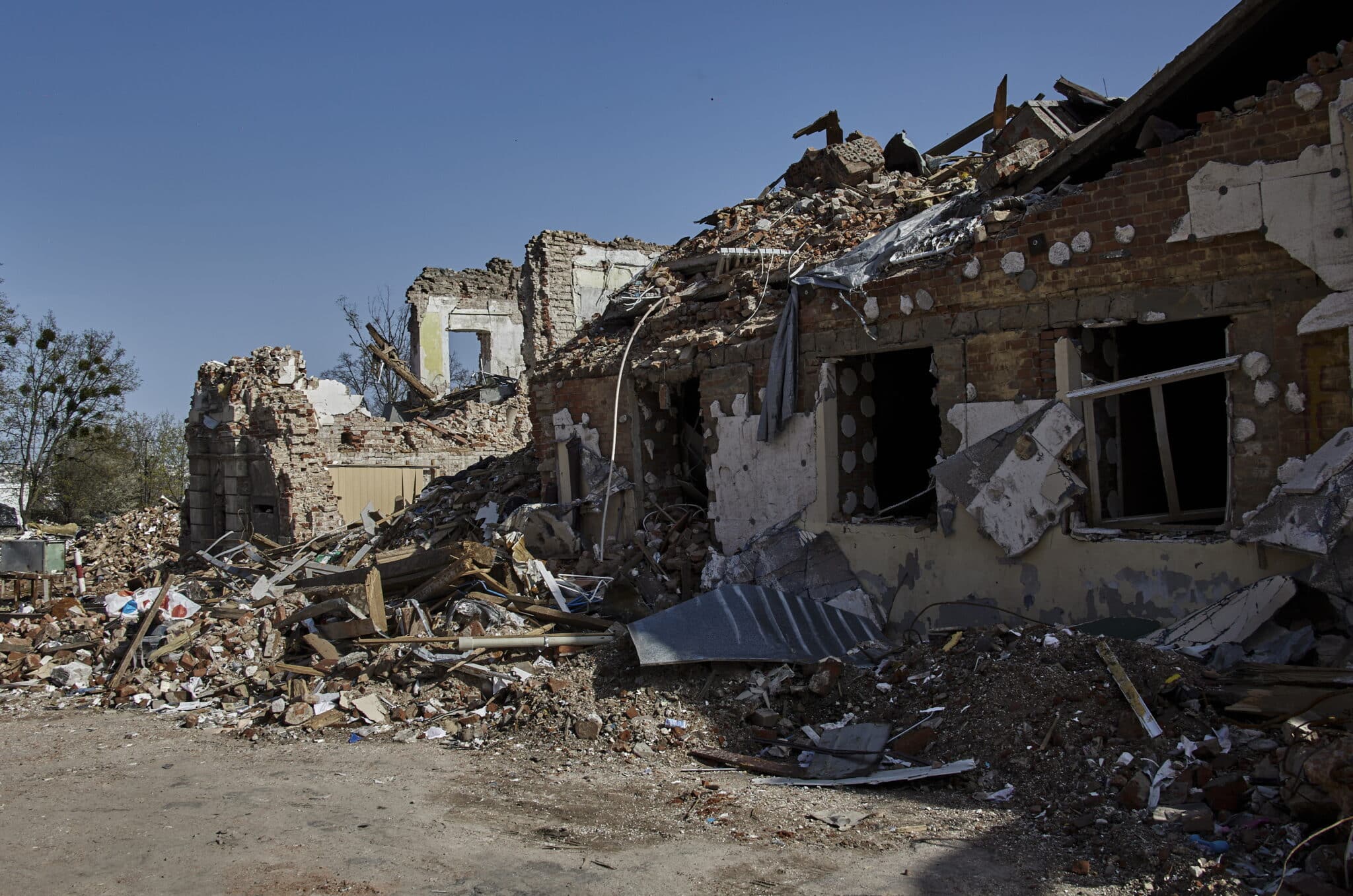 Un edificio dañado tras un bombardeo en Kharkiv, Ucrania