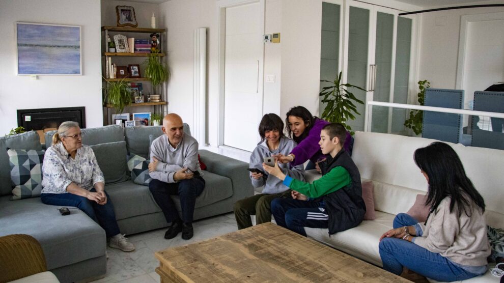 Las dos familias charlan en el salón de la casa en Boadilla del Monte