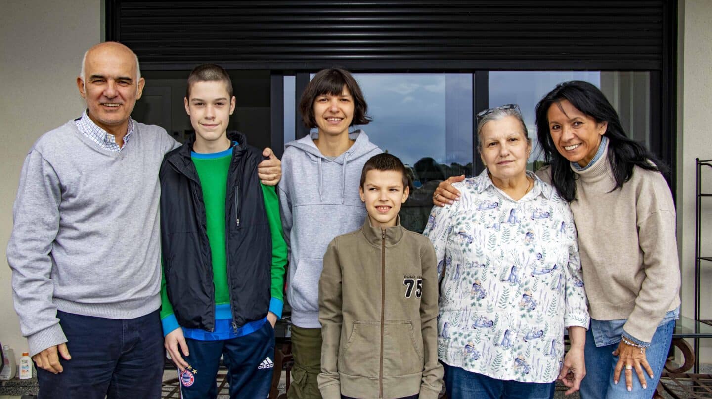 La familia Lobo-Sanfiz con la familia de ucranianos que han acogido en su casa de Boadilla del Monte