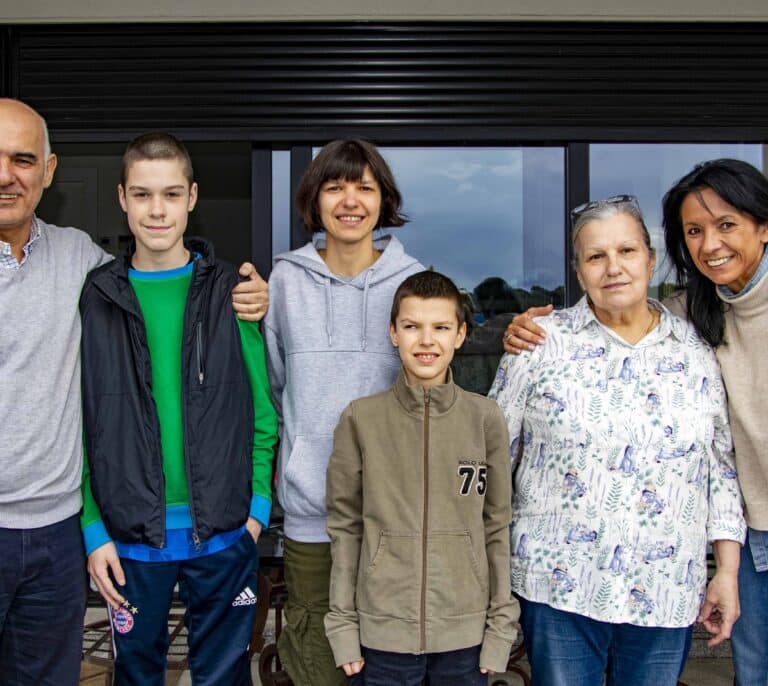 La familia Lobo-Rassadin, unidos por la guerra y por 'Google Translate'