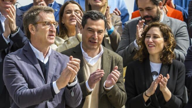 El presidente del PP, Alberto Núñez Feijóo, junto a Juanma Moreno e Isabel Díaz Ayuso, presidentes de Andalucía y la Comunidad de Madrid.