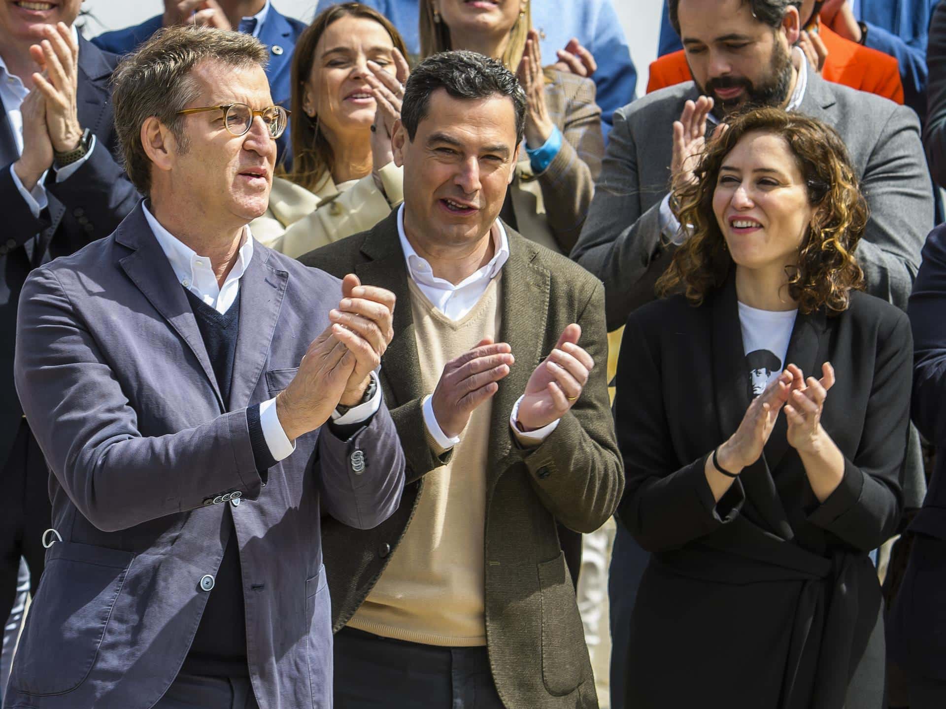 El presidente del PP, Alberto Núñez Feijóo, junto a Juanma Moreno e Isabel Díaz Ayuso, presidentes de Andalucía y la Comunidad de Madrid.