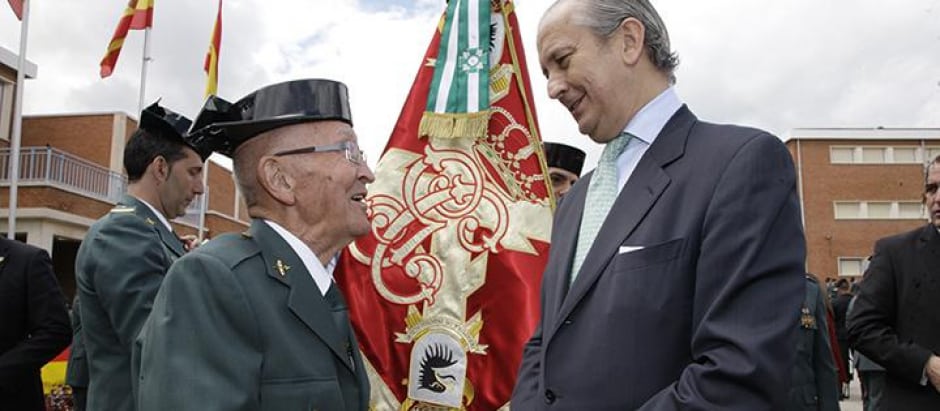 Fermín Garcés, recibiendo la medalla al mérito en el año 2018.