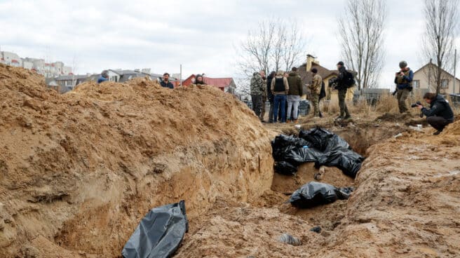 Cadáveres en una fosa común de Bucha, cerca de Kiev.