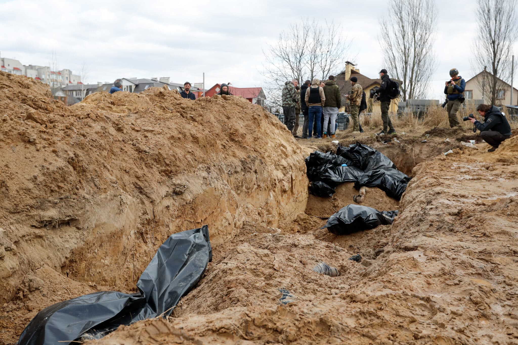 Cadáveres en una fosa común de Bucha, cerca de Kiev.