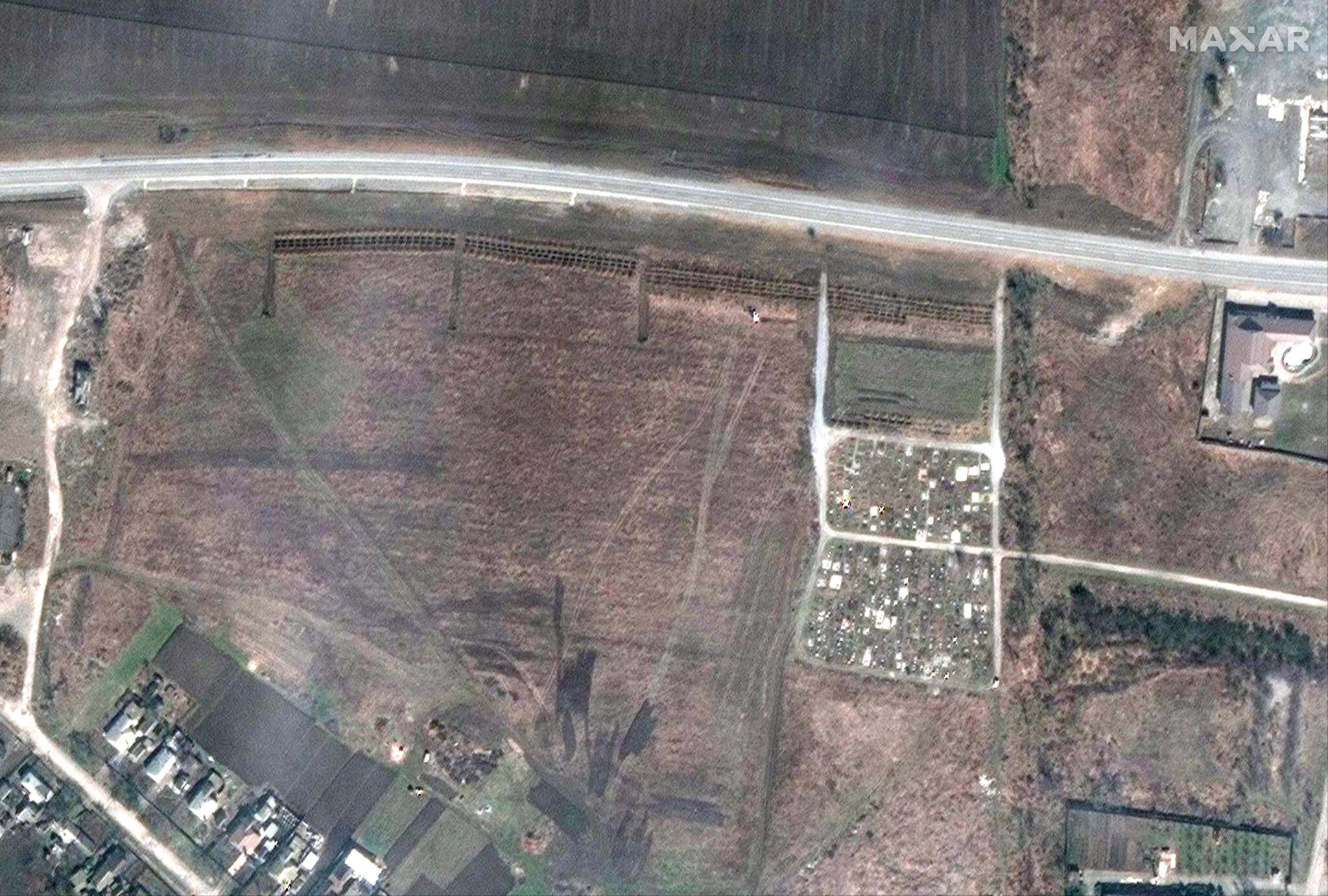Imágenes de satélite tomadas por la empresa tecnológica Maxar que muestran la fosa común