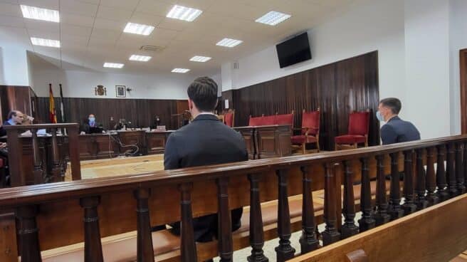 David Goldar y Santi Mina en la última sesión del juicio que ha quedado visto para sentencia en la Audiencia Provincial de Almería