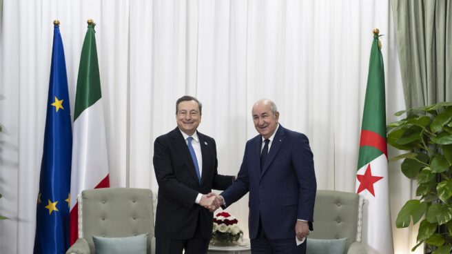 Argelia confirma su giro energético hacia Italia y acusa a España de "cálculos estrechos y egoístas" Los primeros ministros de Italia, Mario Draghi, y Argelia, Aimen Benabderramán