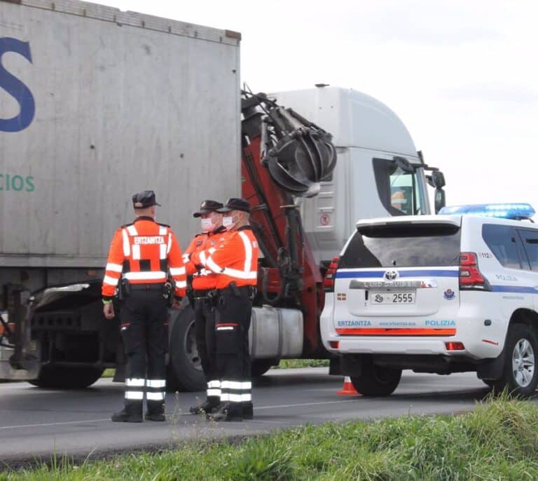 La Ertzaintza intensificará la inspección de camiones y autobuses la próxima semana