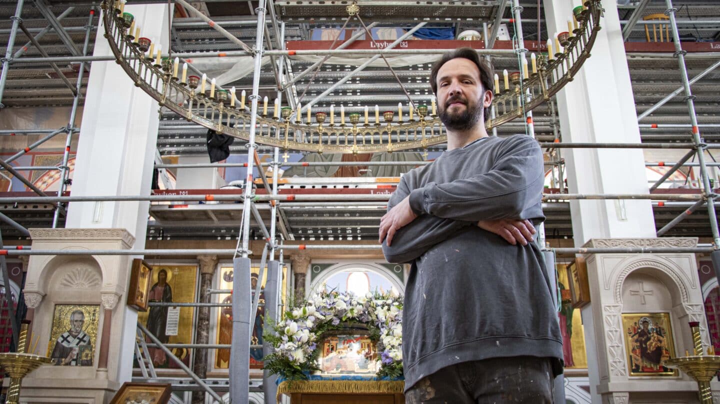 El artista y refugiado ucraniano Andrey Babotenko en el interior de la catedral ortodoxa rusa de Santa María Magdalena en Madrid