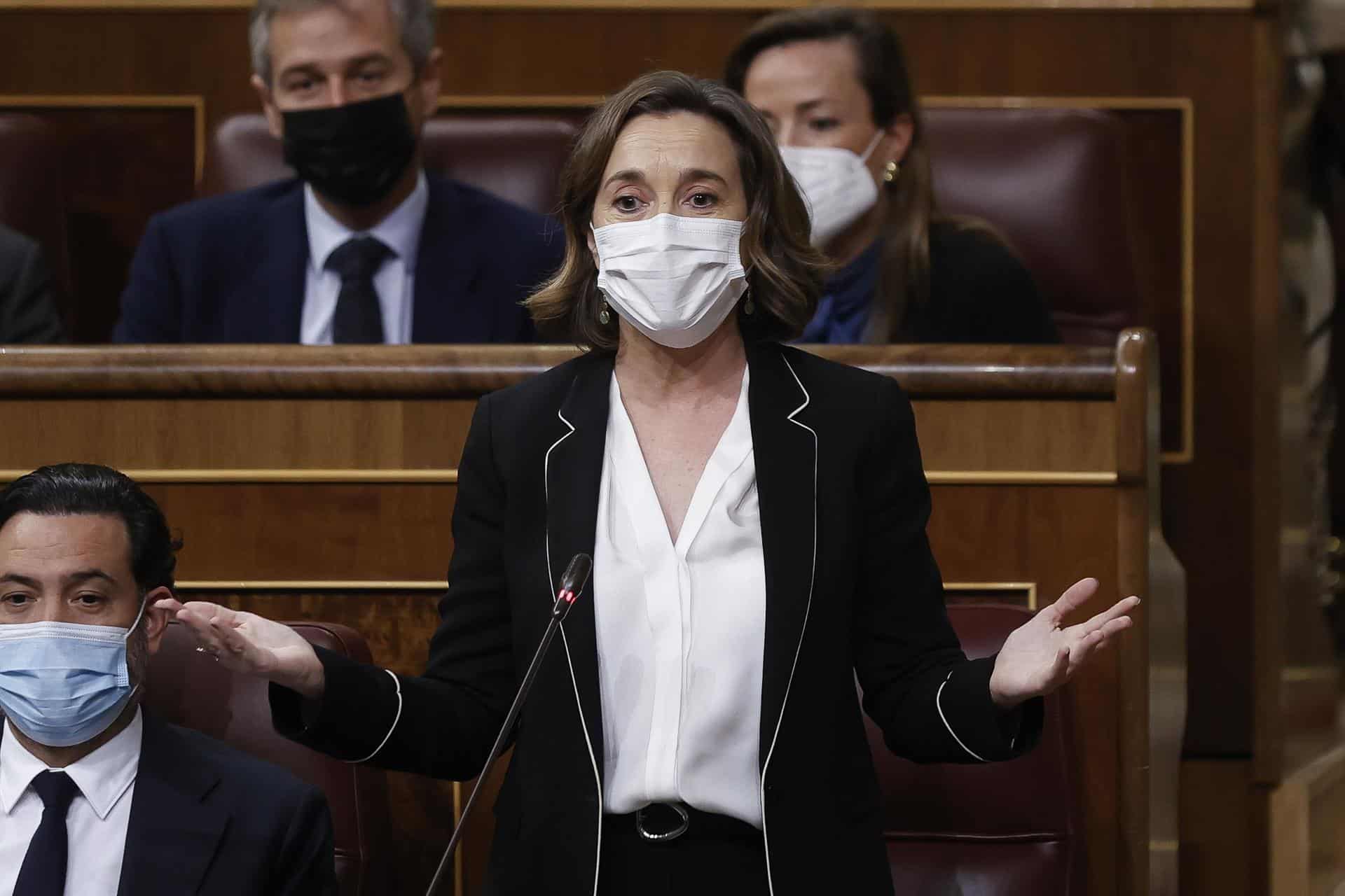 La portavoz del PP en el Congreso, Cuca Gamarra, interviene desde su escaño en la sesión de control al Gobierno.