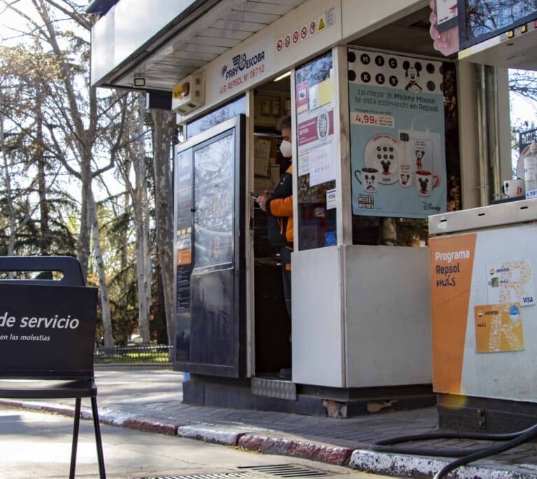 Caos en las gasolineras: "Hoy te cobro todo, pero vuelve mañana y te hago el descuento"