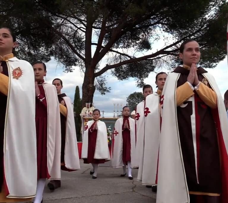 Un macrocomplejo religioso con dos torres de 70 metros divide a un pueblo madrileño