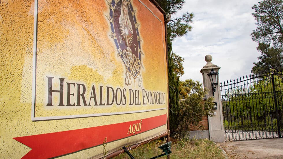 El cartel de los Heraldos del Evangelio en la entrada de la finca en el municipio madrileño de Sevilla la Nueva