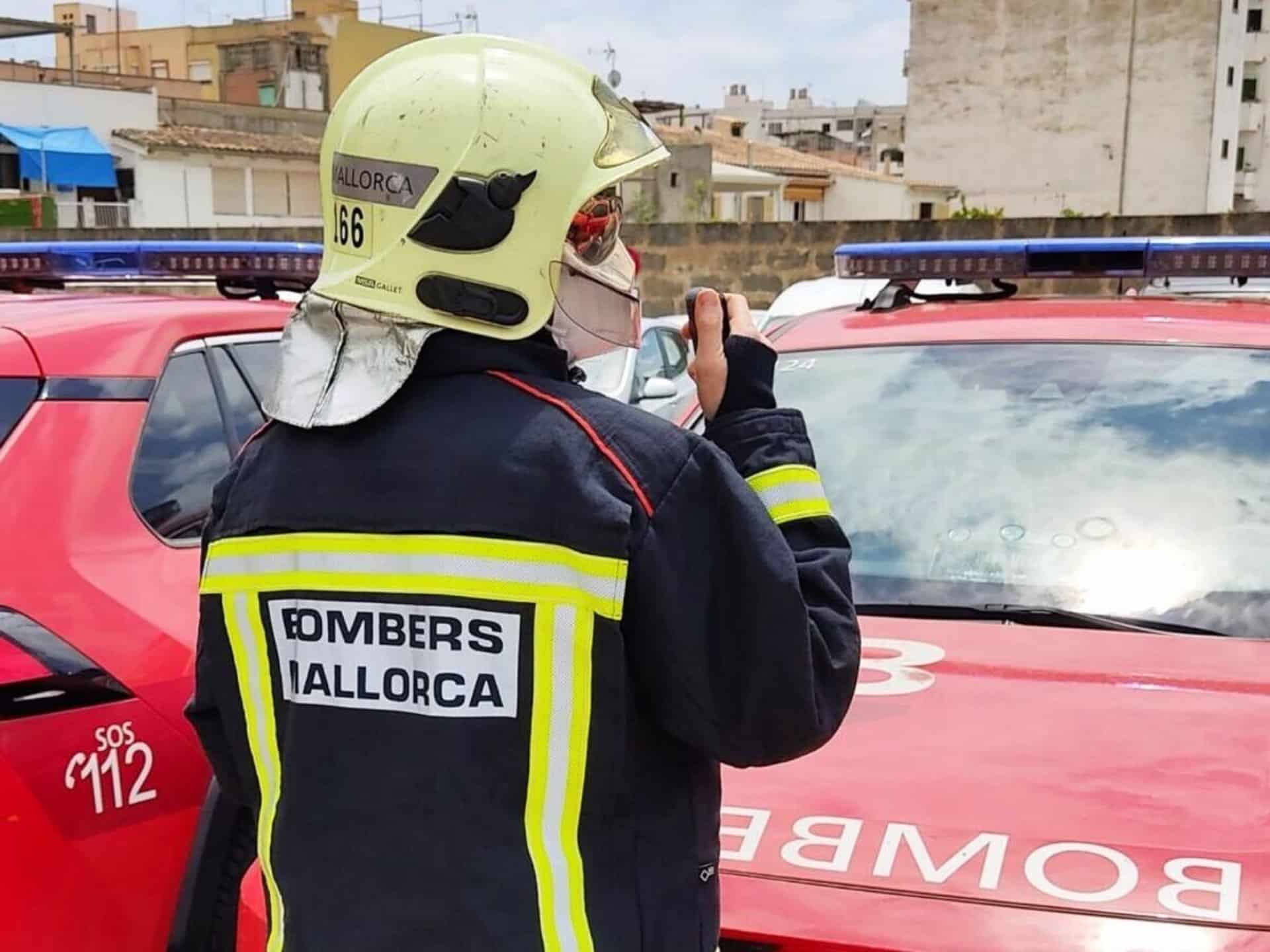 Un bombero de Mallorca espaldas.