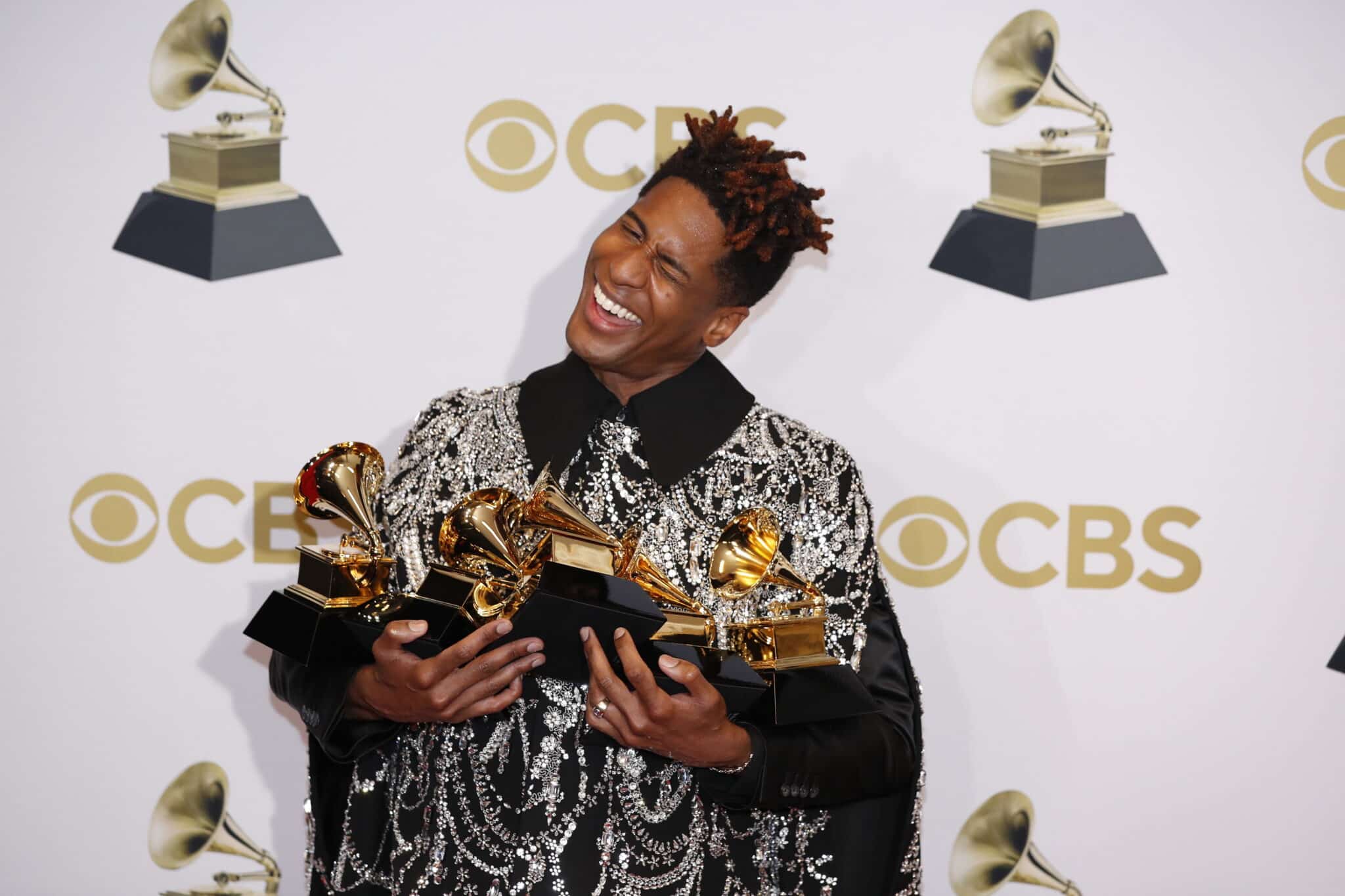 Jon Batiste exultante tras alzarse con cinco Premios Grammy