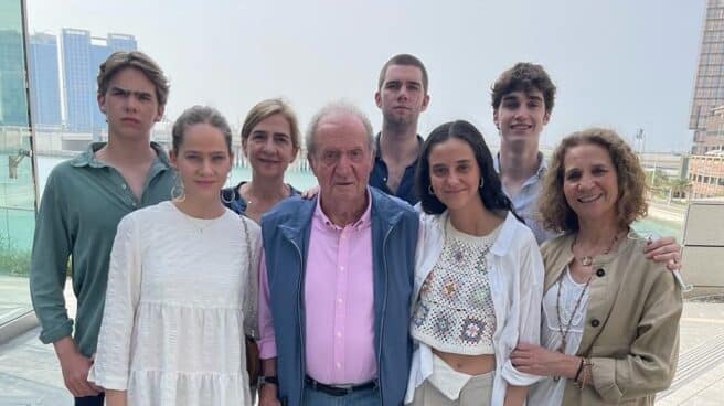 Don Juan Carlos recibe en Abu Dabi a sus hijas y nietos. Don Juan Carlos recibe en Abu Dabi a sus hijas y nietos.