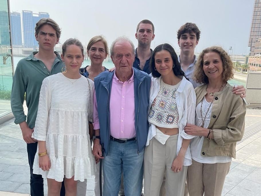 Don Juan Carlos recibe en Abu Dabi a sus hijas y nietos.