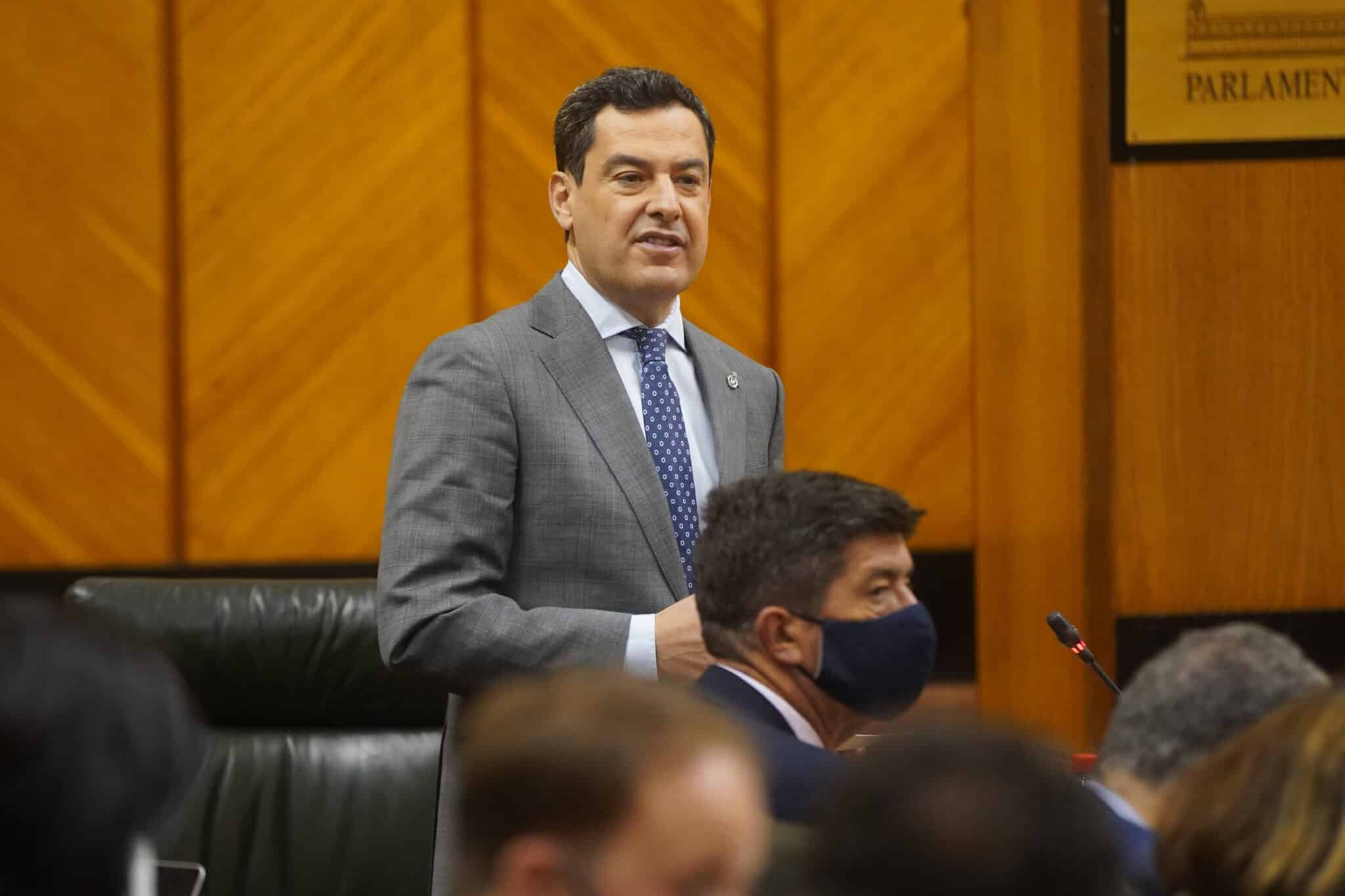 El presidente de la Junta de Andalucía, Juanma Moreno, durante la sesión de control al gobierno en el Pleno del Parlamento de Andalucía.