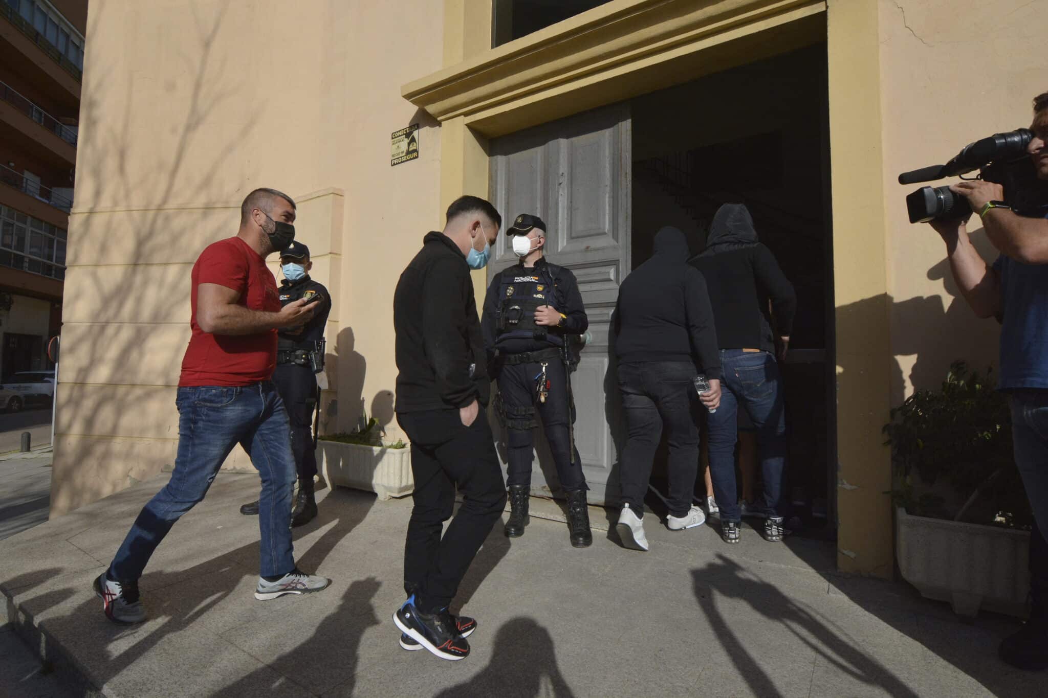 Entrada a la Audiencia Provincial de Cádiz en Algeciras de varios de los acusados en el juicio contra 'Los Castañas'